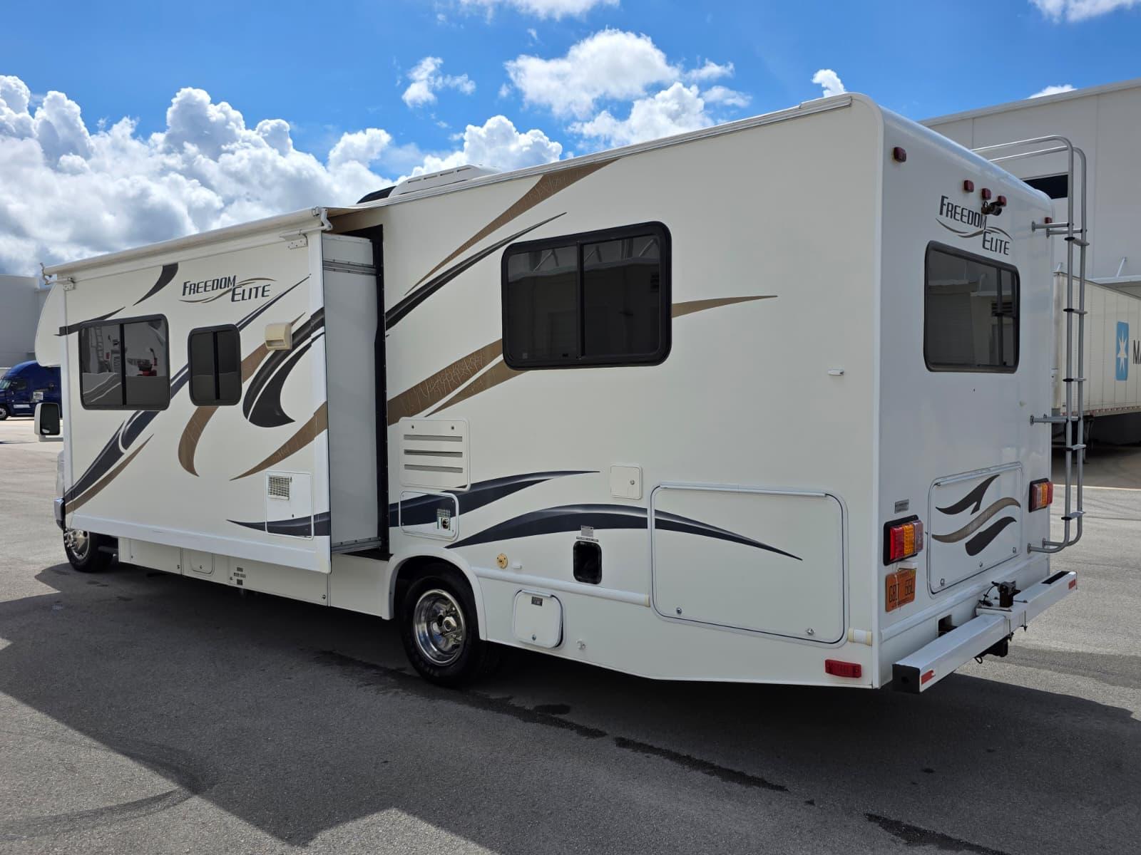 2014 Ford E-450 Freedom Elite - Imagen 2