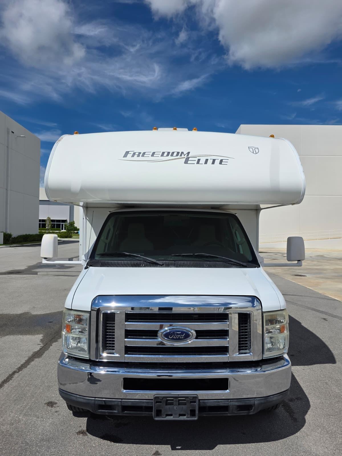 2014 Ford E-450 Freedom Elite - Imagen 3