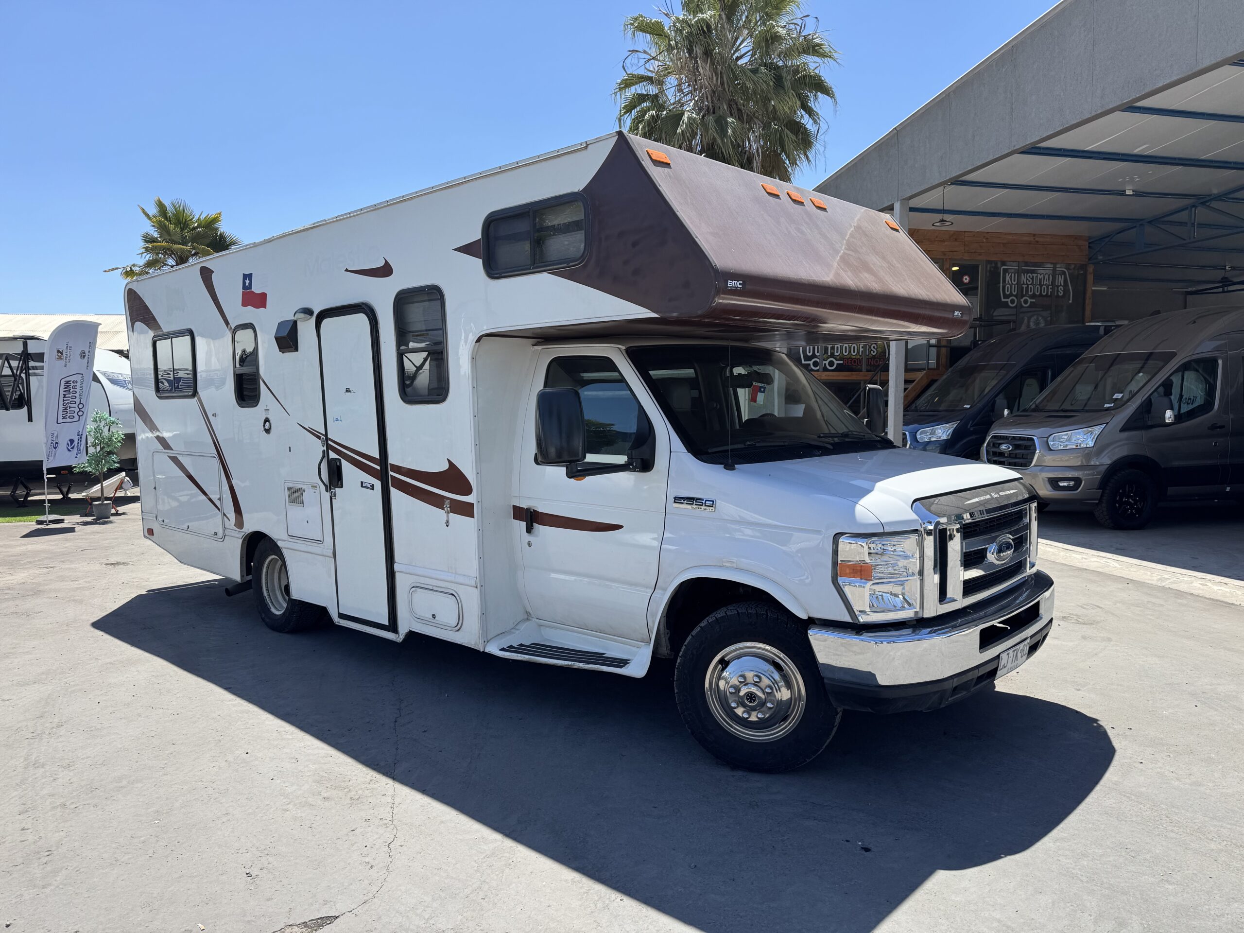 2018 Ford E-350 Majestic