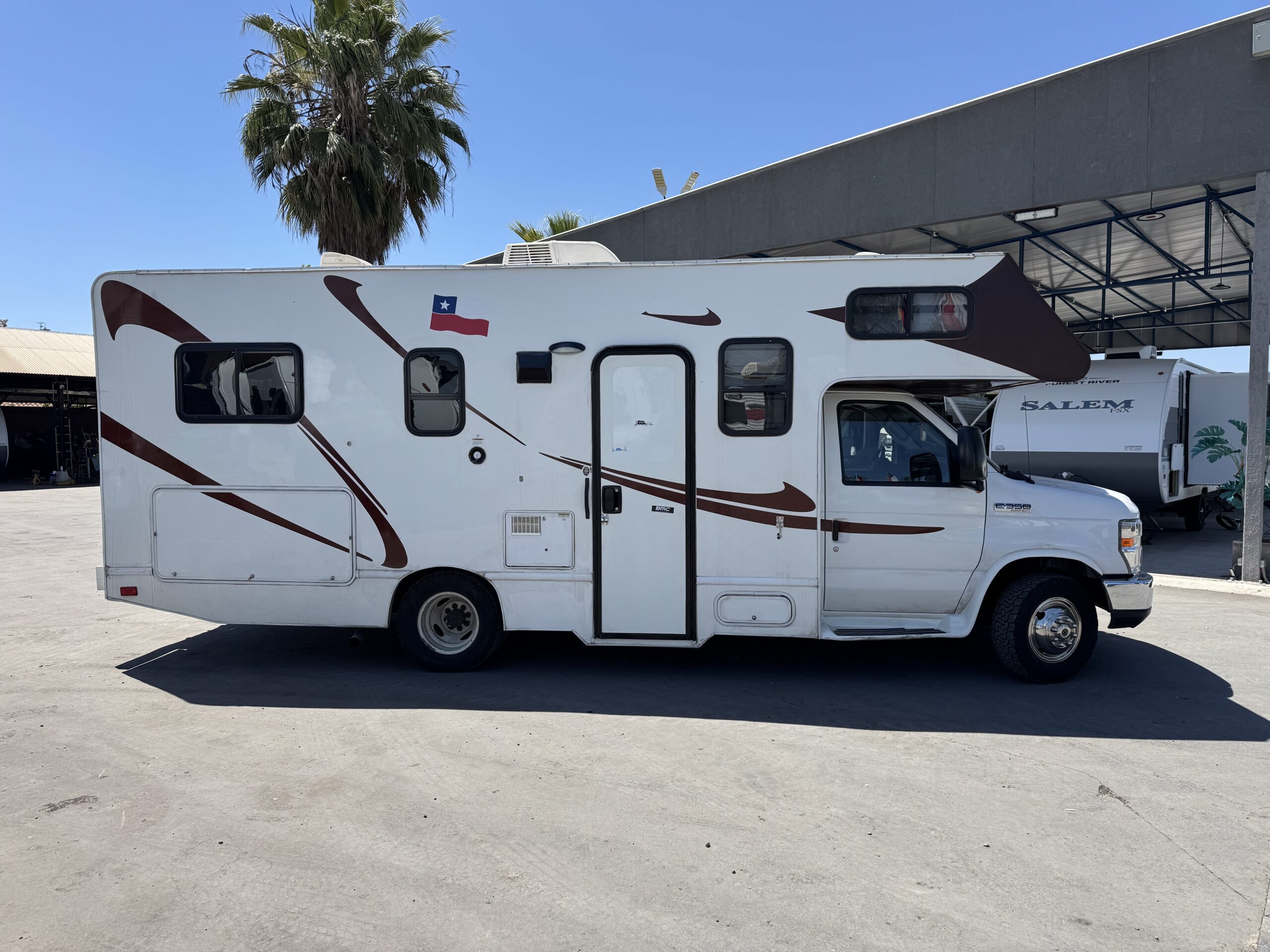 2018 Ford E-350 Majestic - Imagen 2